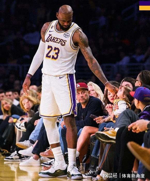 詹姆斯与布朗尼_詹姆斯观看布朗尼比赛_