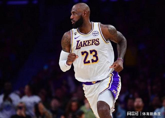 詹姆斯与布朗尼_詹姆斯观看布朗尼比赛_