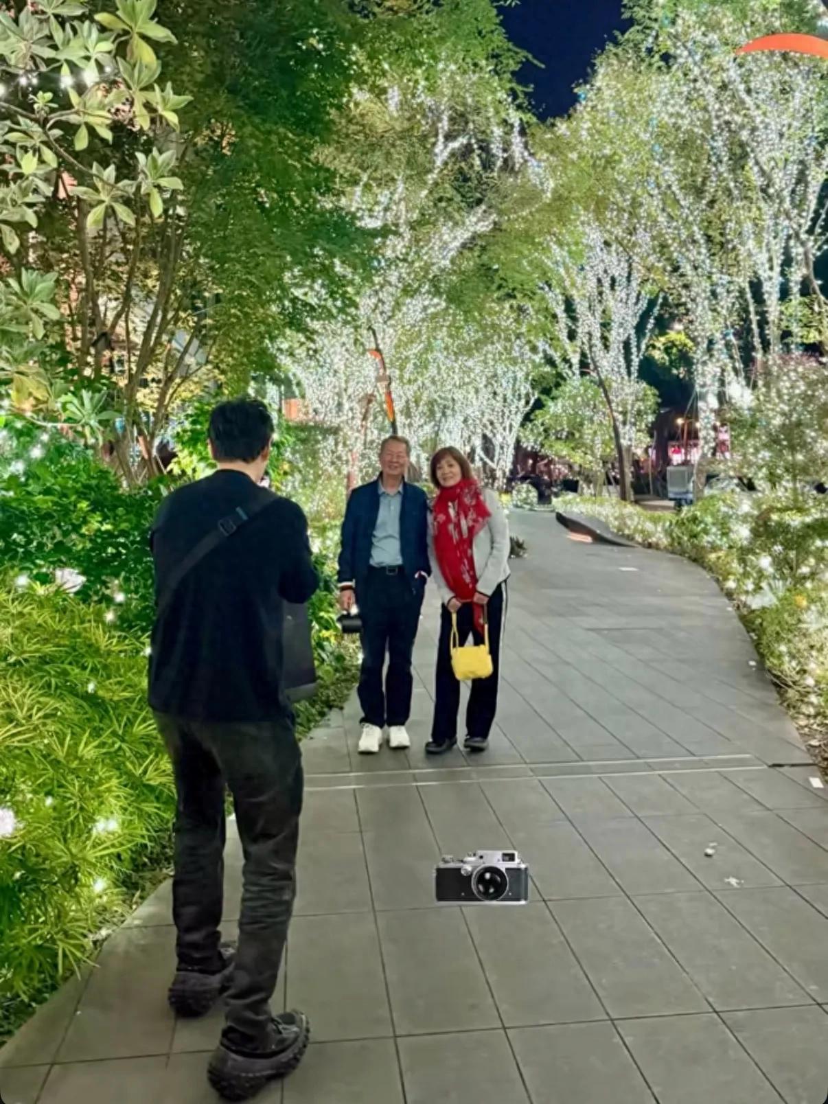 陈乔恩带老公和父母聚餐，Alan负责给岳父岳母拍照，妥妥的好女婿__陈乔恩带老公和父母聚餐，Alan负责给岳父岳母拍照，妥妥的好女婿