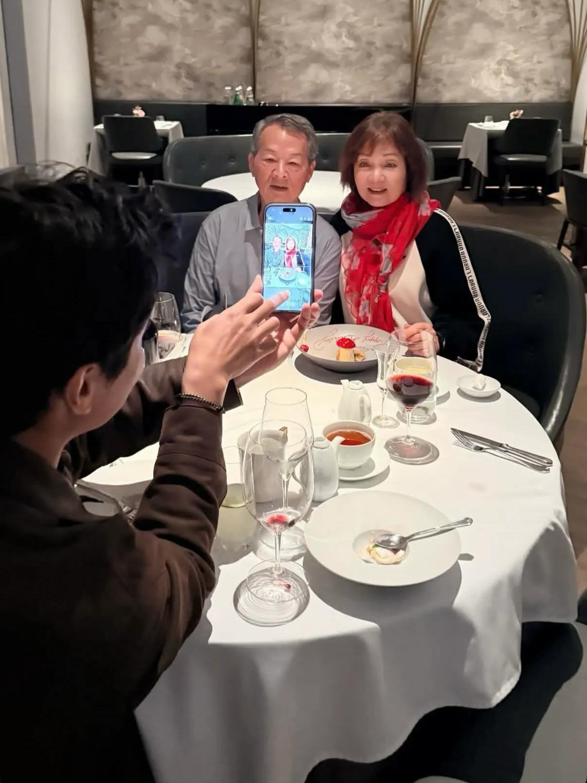 陈乔恩带老公和父母聚餐，Alan负责给岳父岳母拍照，妥妥的好女婿__陈乔恩带老公和父母聚餐，Alan负责给岳父岳母拍照，妥妥的好女婿