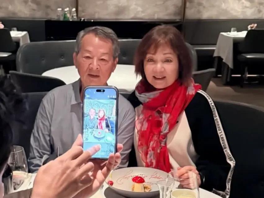 陈乔恩带老公和父母聚餐，Alan负责给岳父岳母拍照，妥妥的好女婿__陈乔恩带老公和父母聚餐，Alan负责给岳父岳母拍照，妥妥的好女婿