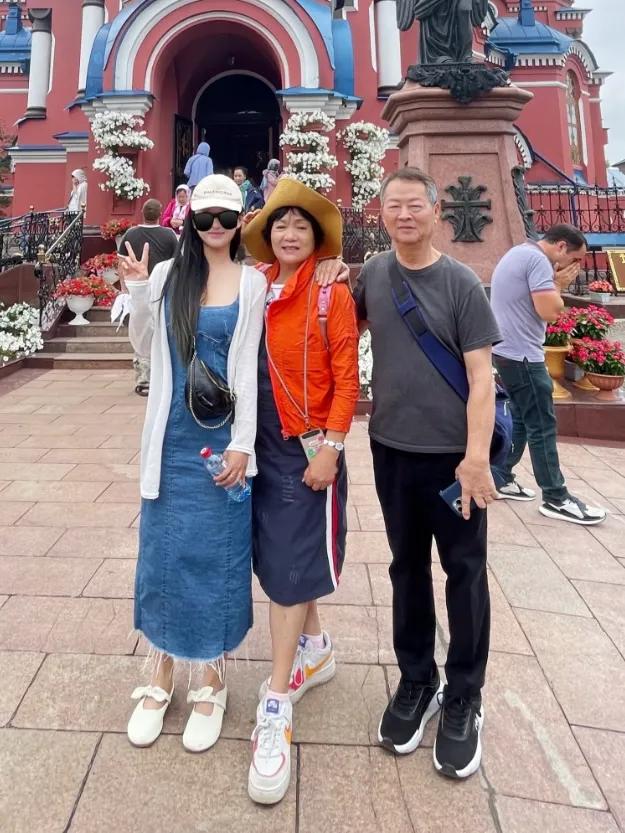 陈乔恩带老公和父母聚餐，Alan负责给岳父岳母拍照，妥妥的好女婿__陈乔恩带老公和父母聚餐，Alan负责给岳父岳母拍照，妥妥的好女婿