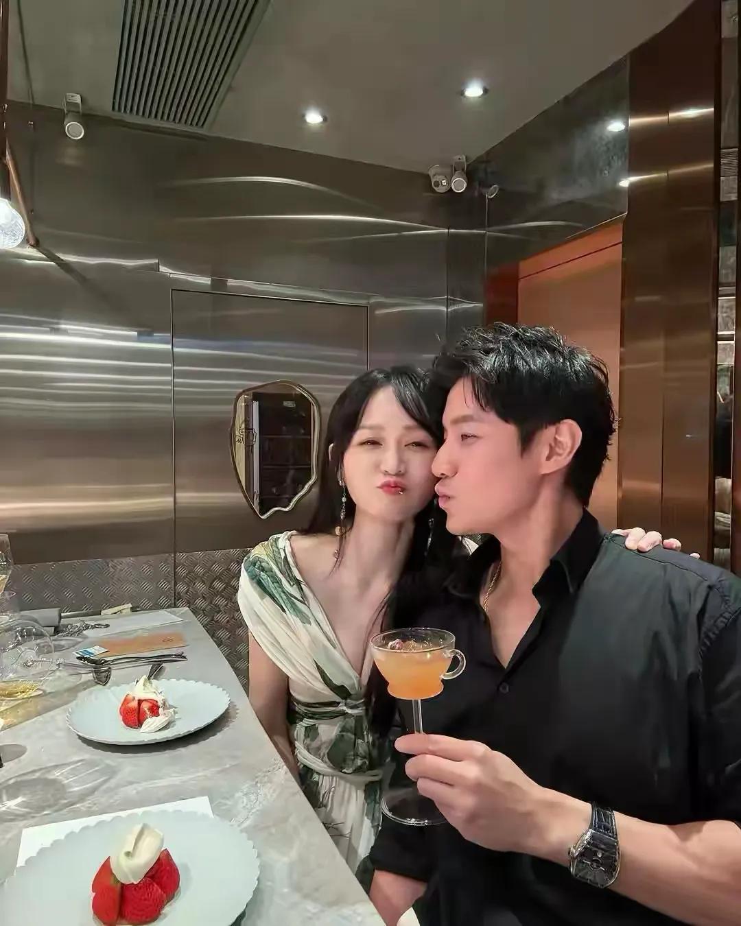 陈乔恩带老公和父母聚餐，Alan负责给岳父岳母拍照，妥妥的好女婿_陈乔恩带老公和父母聚餐，Alan负责给岳父岳母拍照，妥妥的好女婿_