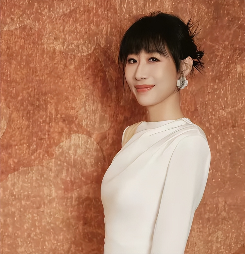 “一尿成名”的任素汐,婚内出轨知三当三,为何能受到万人追捧?_“一尿成名”的任素汐,婚内出轨知三当三,为何能受到万人追捧?_