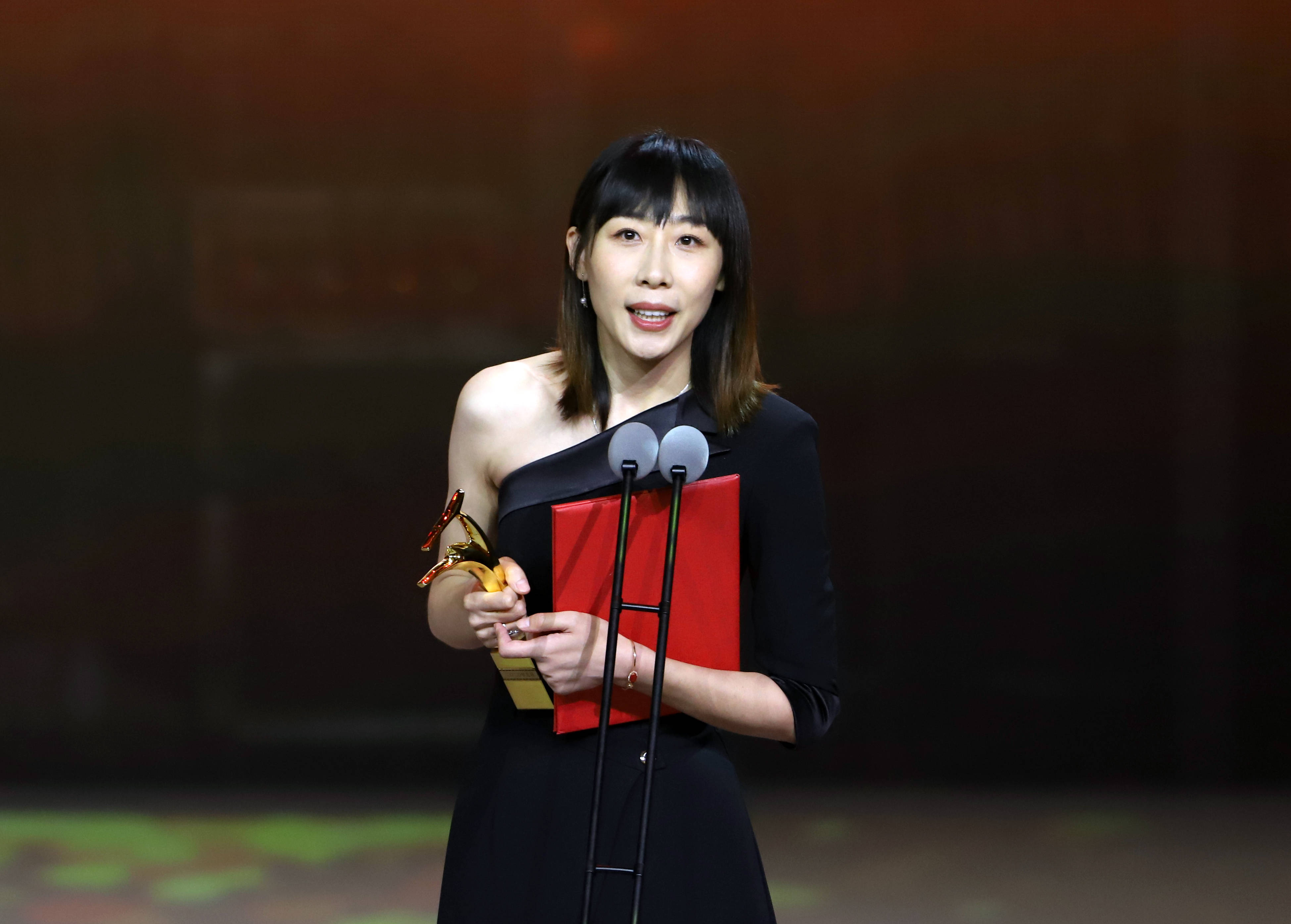 “一尿成名”的任素汐,婚内出轨知三当三,为何能受到万人追捧?_“一尿成名”的任素汐,婚内出轨知三当三,为何能受到万人追捧?_