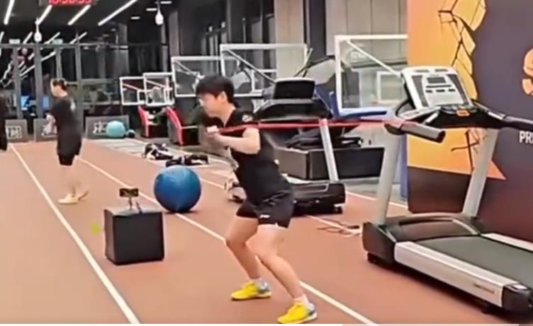 秦志戬1喜2忧！3大领军者低迷，19岁小将或弯道超车，孙颖莎刻苦_秦志戬1喜2忧！3大领军者低迷，19岁小将或弯道超车，孙颖莎刻苦_