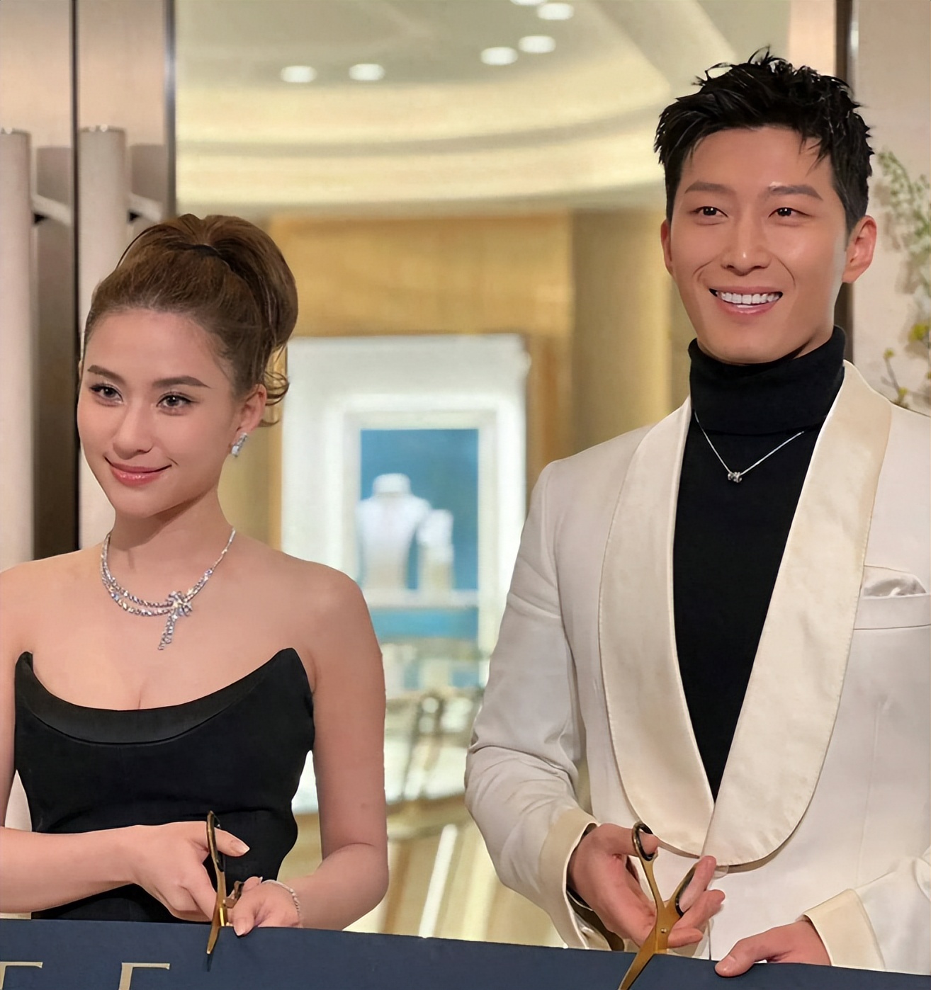 官方出手了！吴磊床照事件再升级，何猷君被曝出轨，赵露思被牵连_官方出手了！吴磊床照事件再升级，何猷君被曝出轨，赵露思被牵连_