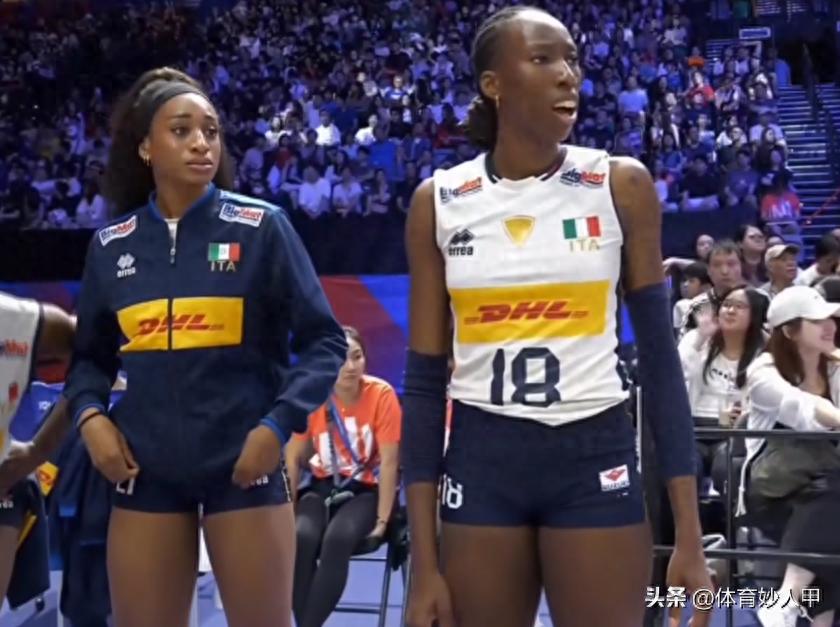 _搞笑!艾格努自己摔倒,却找董禹含的麻烦,裁判送上一张黄牌_搞笑!艾格努自己摔倒,却找董禹含的麻烦,裁判送上一张黄牌