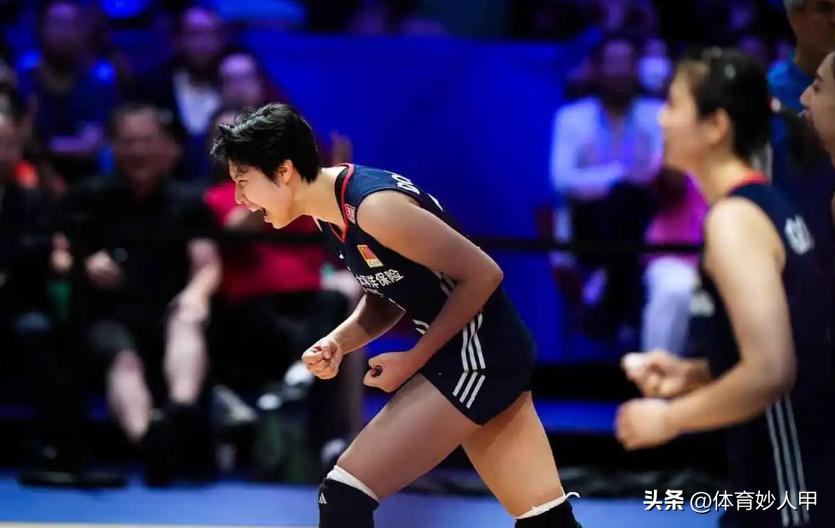 _搞笑!艾格努自己摔倒,却找董禹含的麻烦,裁判送上一张黄牌_搞笑!艾格努自己摔倒,却找董禹含的麻烦,裁判送上一张黄牌