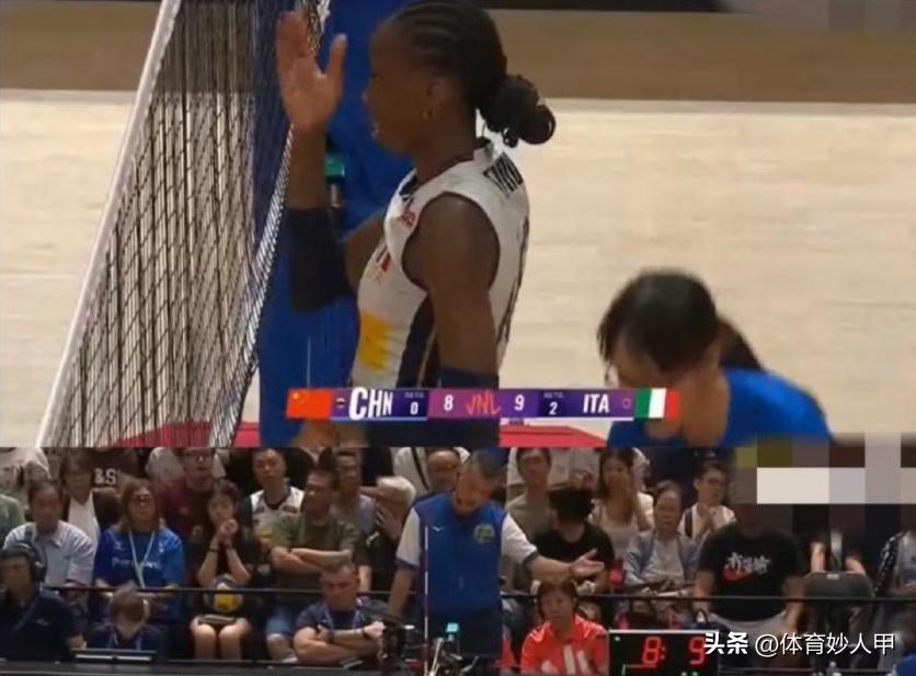 _搞笑!艾格努自己摔倒,却找董禹含的麻烦,裁判送上一张黄牌_搞笑!艾格努自己摔倒,却找董禹含的麻烦,裁判送上一张黄牌