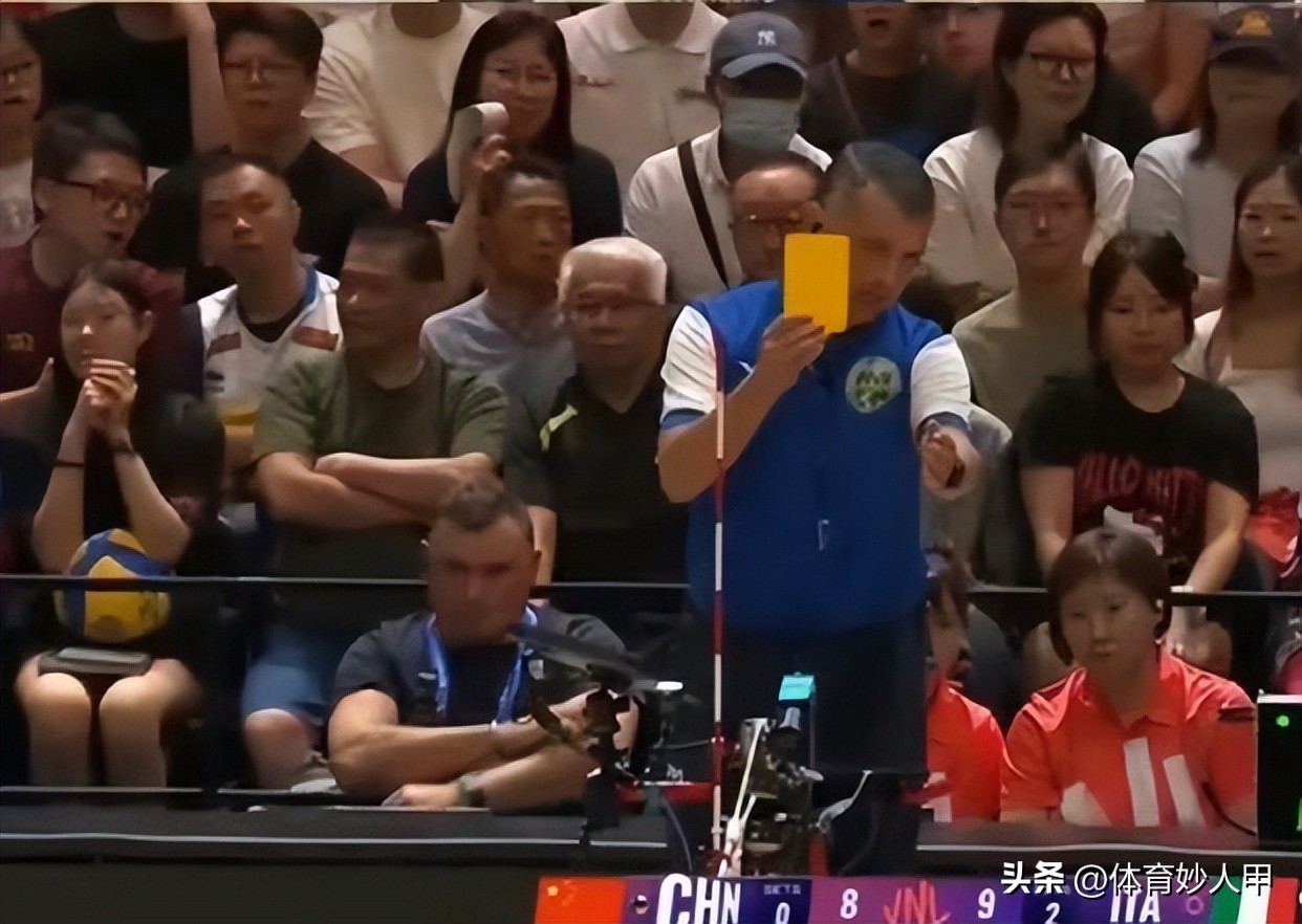 _搞笑!艾格努自己摔倒,却找董禹含的麻烦,裁判送上一张黄牌_搞笑!艾格努自己摔倒,却找董禹含的麻烦,裁判送上一张黄牌