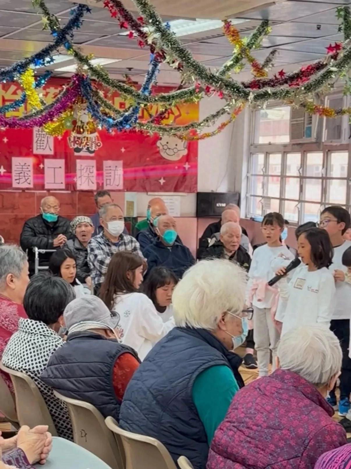 陈小春小儿子在养老院做义工,表演唱歌很好听,继承爸爸音乐天赋_陈小春小儿子在养老院做义工,表演唱歌很好听,继承爸爸音乐天赋_