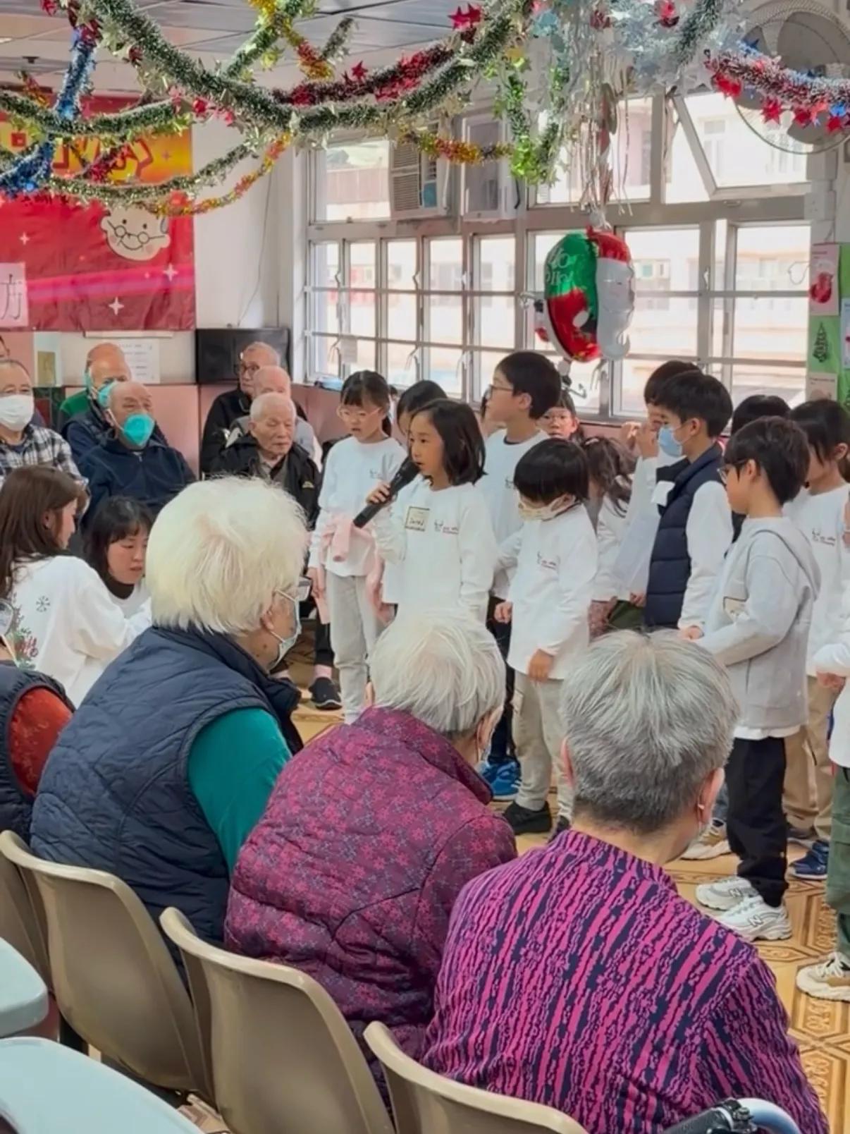 陈小春小儿子在养老院做义工,表演唱歌很好听,继承爸爸音乐天赋__陈小春小儿子在养老院做义工,表演唱歌很好听,继承爸爸音乐天赋