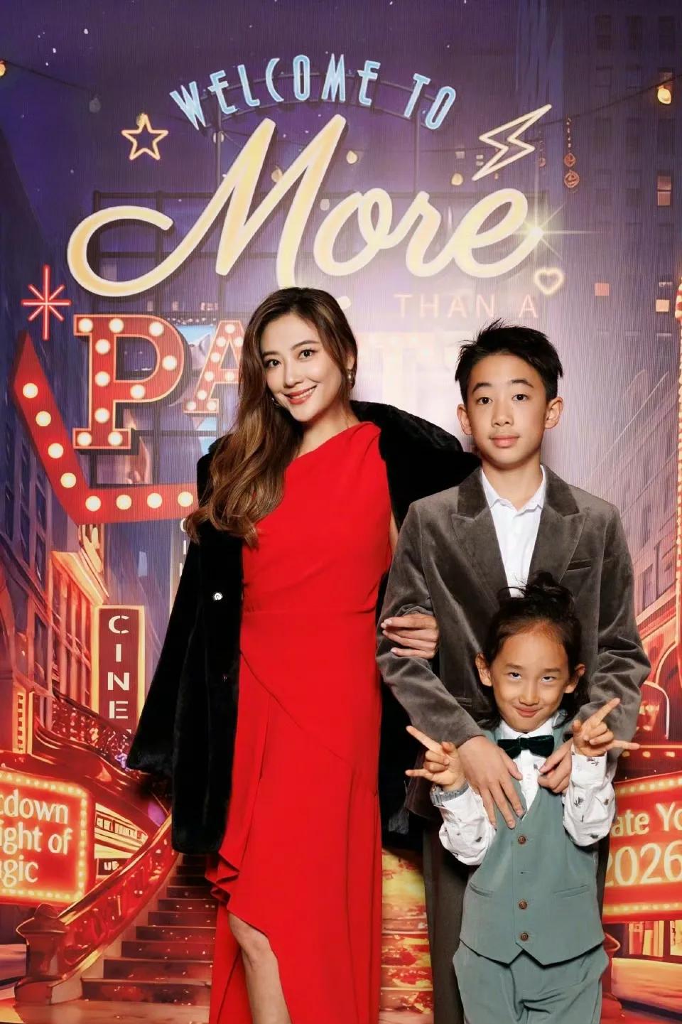 陈小春小儿子在养老院做义工,表演唱歌很好听,继承爸爸音乐天赋__陈小春小儿子在养老院做义工,表演唱歌很好听,继承爸爸音乐天赋