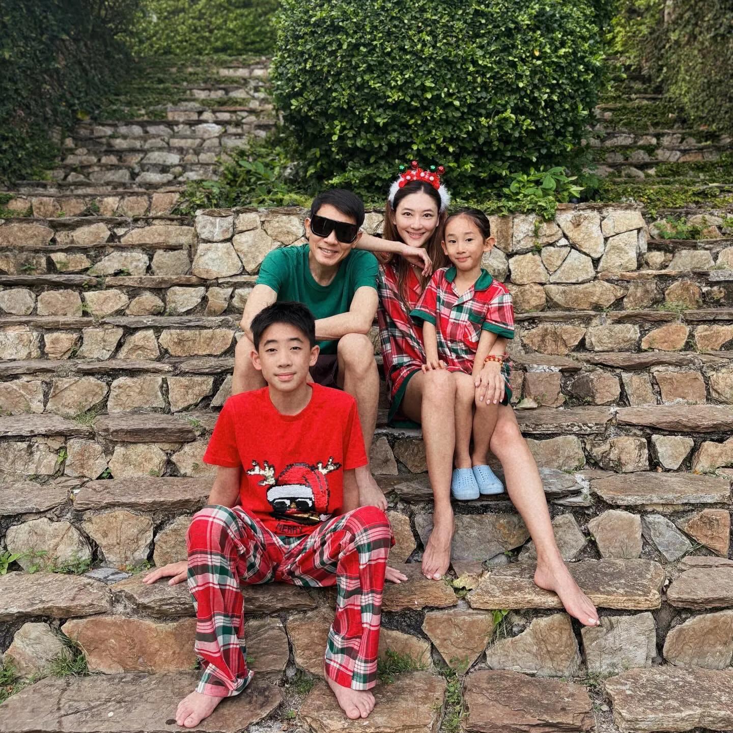 陈小春小儿子在养老院做义工,表演唱歌很好听,继承爸爸音乐天赋_陈小春小儿子在养老院做义工,表演唱歌很好听,继承爸爸音乐天赋_