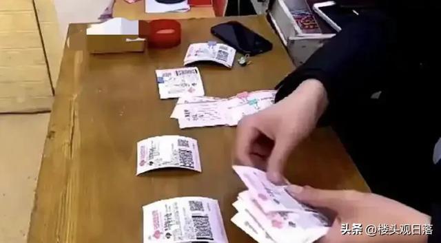 大爷买彩票后直接扔垃圾桶__垃圾桶捡彩票