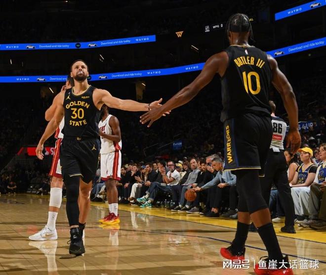库里让科尔震惊的一球__勇士库里