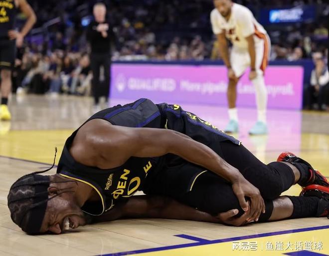 库里让科尔震惊的一球__勇士库里