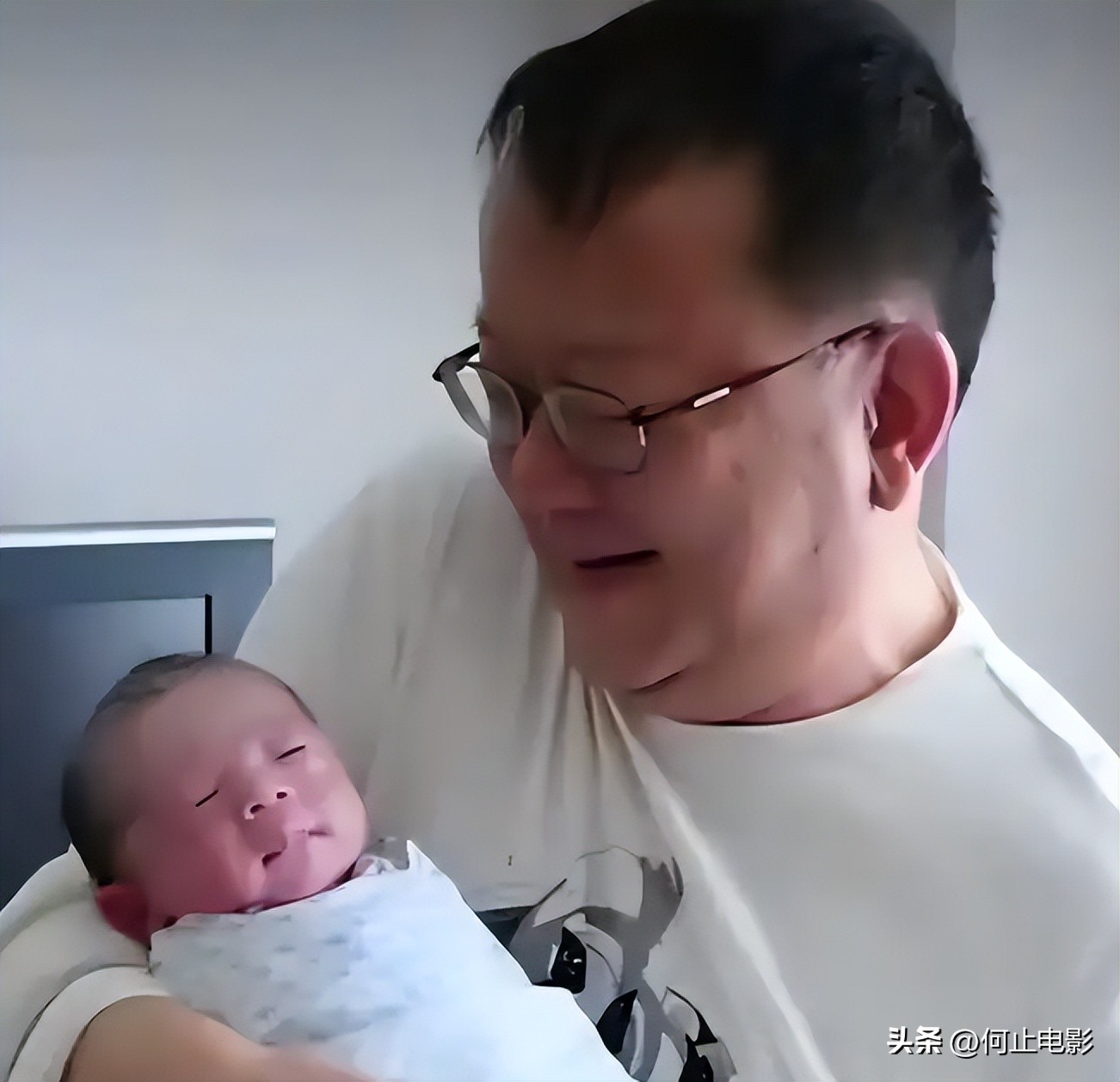 _77 岁王刚的晚年：本以为有儿子能安度余生，如今却为养子操劳不停_77 岁王刚的晚年：本以为有儿子能安度余生，如今却为养子操劳不停