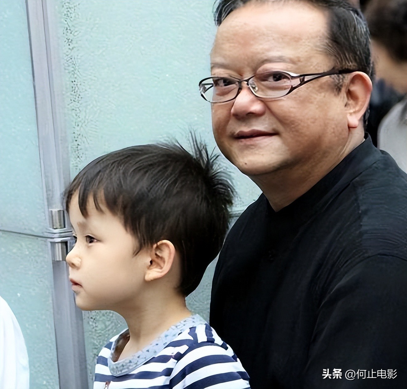 _77 岁王刚的晚年：本以为有儿子能安度余生，如今却为养子操劳不停_77 岁王刚的晚年：本以为有儿子能安度余生，如今却为养子操劳不停