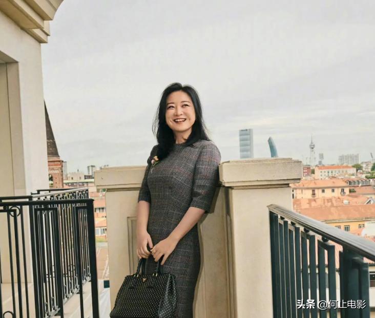 今年春晚和贾玲一起的女的_春晚节目单贾玲_