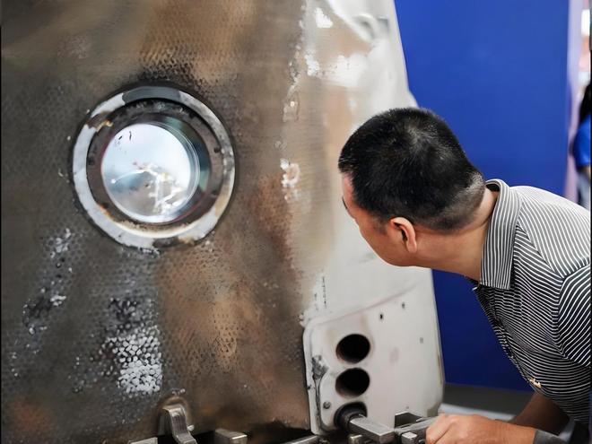 美国急坏了:中国为什么遮住神舟20的舷窗?有什么不想让人看到?__美国急坏了:中国为什么遮住神舟20的舷窗?有什么不想让人看到?