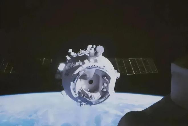 美国急坏了:中国为什么遮住神舟20的舷窗?有什么不想让人看到?__美国急坏了:中国为什么遮住神舟20的舷窗?有什么不想让人看到?