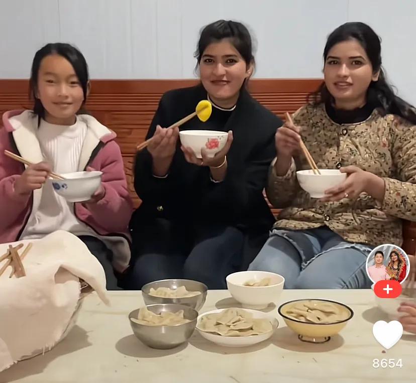 佳音小王被骂太抠搜，妹妹来中国捡剩衣服穿，太寒酸 吃饭更对付…_佳音小王被骂太抠搜，妹妹来中国捡剩衣服穿，太寒酸 吃饭更对付…_