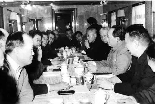 主席“南巡”路上突然返京，密令许世友急调两个师入沪，抓捕……__主席“南巡”路上突然返京，密令许世友急调两个师入沪，抓捕……