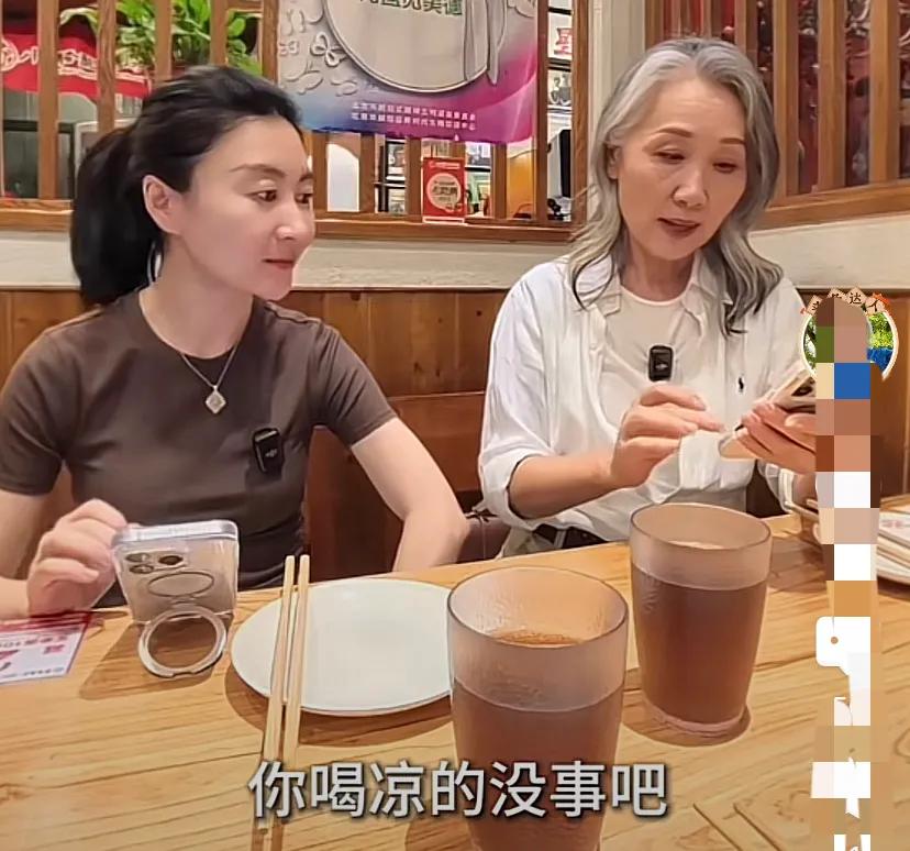 _奕姐陪儿媳产检，花臂太抢镜，亲家首次北京 团聚 网友：果然不一般_奕姐陪儿媳产检，花臂太抢镜，亲家首次北京 团聚 网友：果然不一般