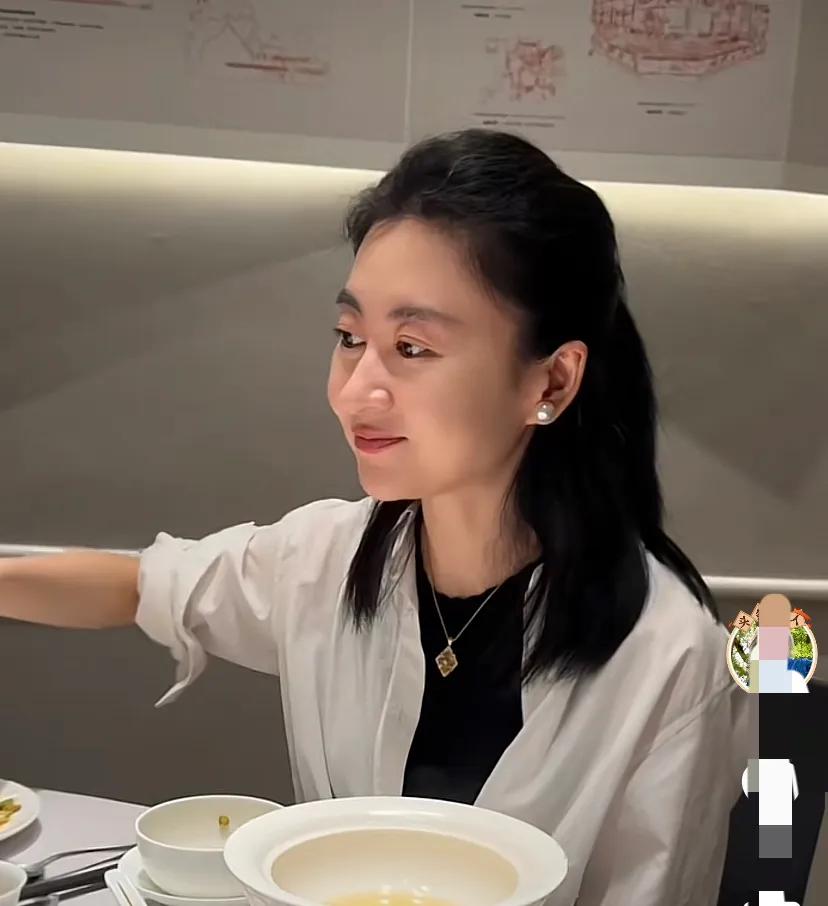 奕姐陪儿媳产检，花臂太抢镜，亲家首次北京 团聚 网友：果然不一般_奕姐陪儿媳产检，花臂太抢镜，亲家首次北京 团聚 网友：果然不一般_