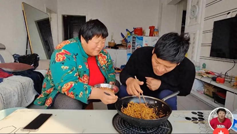 老吕一家:胖吕与父母走得近,直播挣钱其乐融融,小二姐不痛快…_老吕一家:胖吕与父母走得近,直播挣钱其乐融融,小二姐不痛快…_