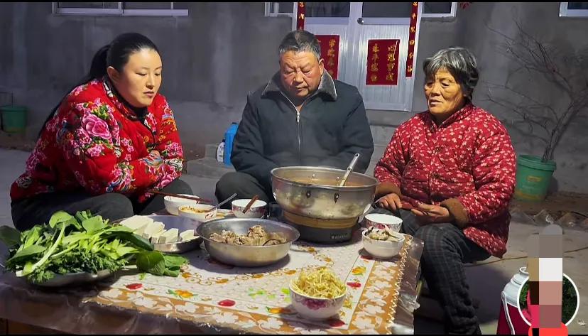 _老吕一家:胖吕与父母走得近,直播挣钱其乐融融,小二姐不痛快…_老吕一家:胖吕与父母走得近,直播挣钱其乐融融,小二姐不痛快…