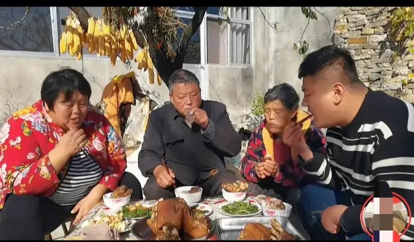 _老吕一家:胖吕与父母走得近,直播挣钱其乐融融,小二姐不痛快…_老吕一家:胖吕与父母走得近,直播挣钱其乐融融,小二姐不痛快…