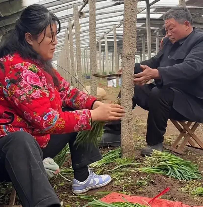 老吕一家:胖吕与父母走得近,直播挣钱其乐融融,小二姐不痛快…_老吕一家:胖吕与父母走得近,直播挣钱其乐融融,小二姐不痛快…_