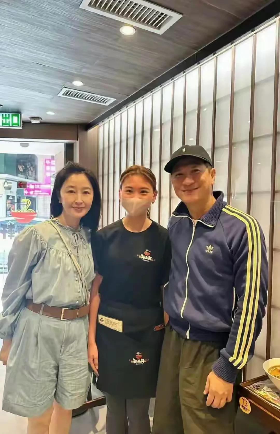 形容恩爱很甜蜜的诗句_甜蜜风情侣亲子装_