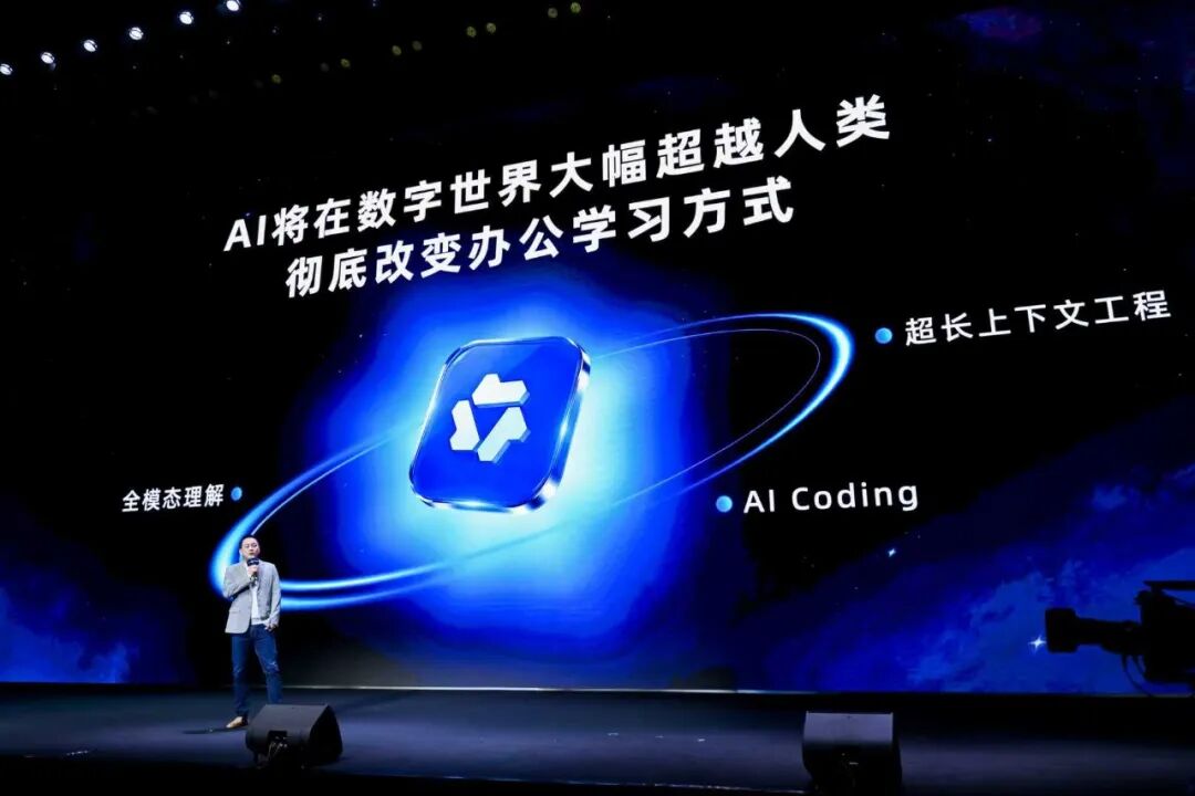 当美国AI还在“内循环”，中国AI已经进入“办事时代”__当美国AI还在“内循环”，中国AI已经进入“办事时代”