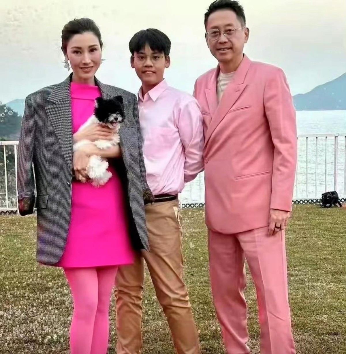 遗传得真好,已经18岁的黄多多打扮成熟,与妈妈一样一见误终身__遗传得真好,已经18岁的黄多多打扮成熟,与妈妈一样一见误终身