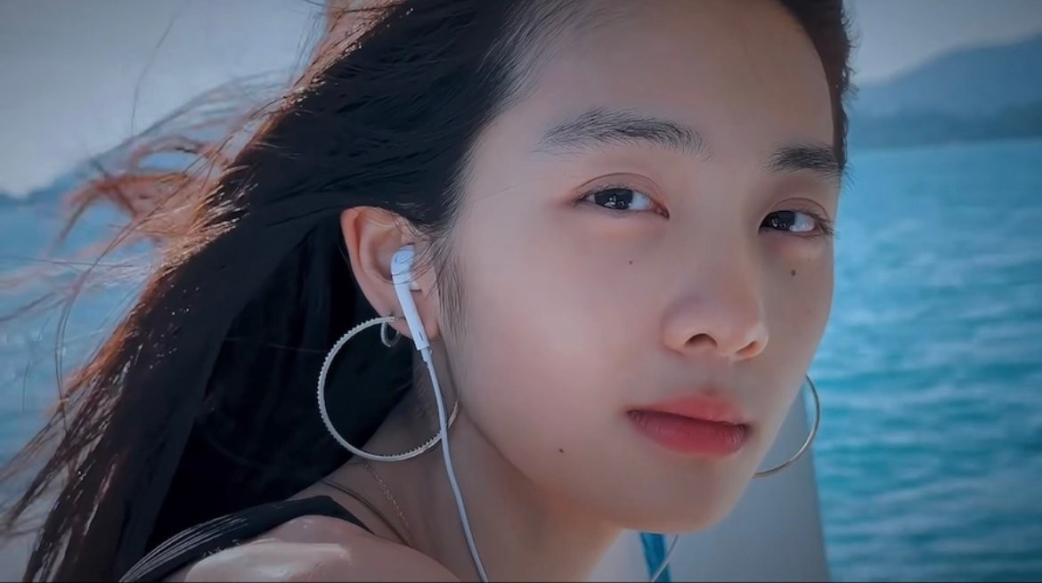 遗传得真好,已经18岁的黄多多打扮成熟,与妈妈一样一见误终身__遗传得真好,已经18岁的黄多多打扮成熟,与妈妈一样一见误终身