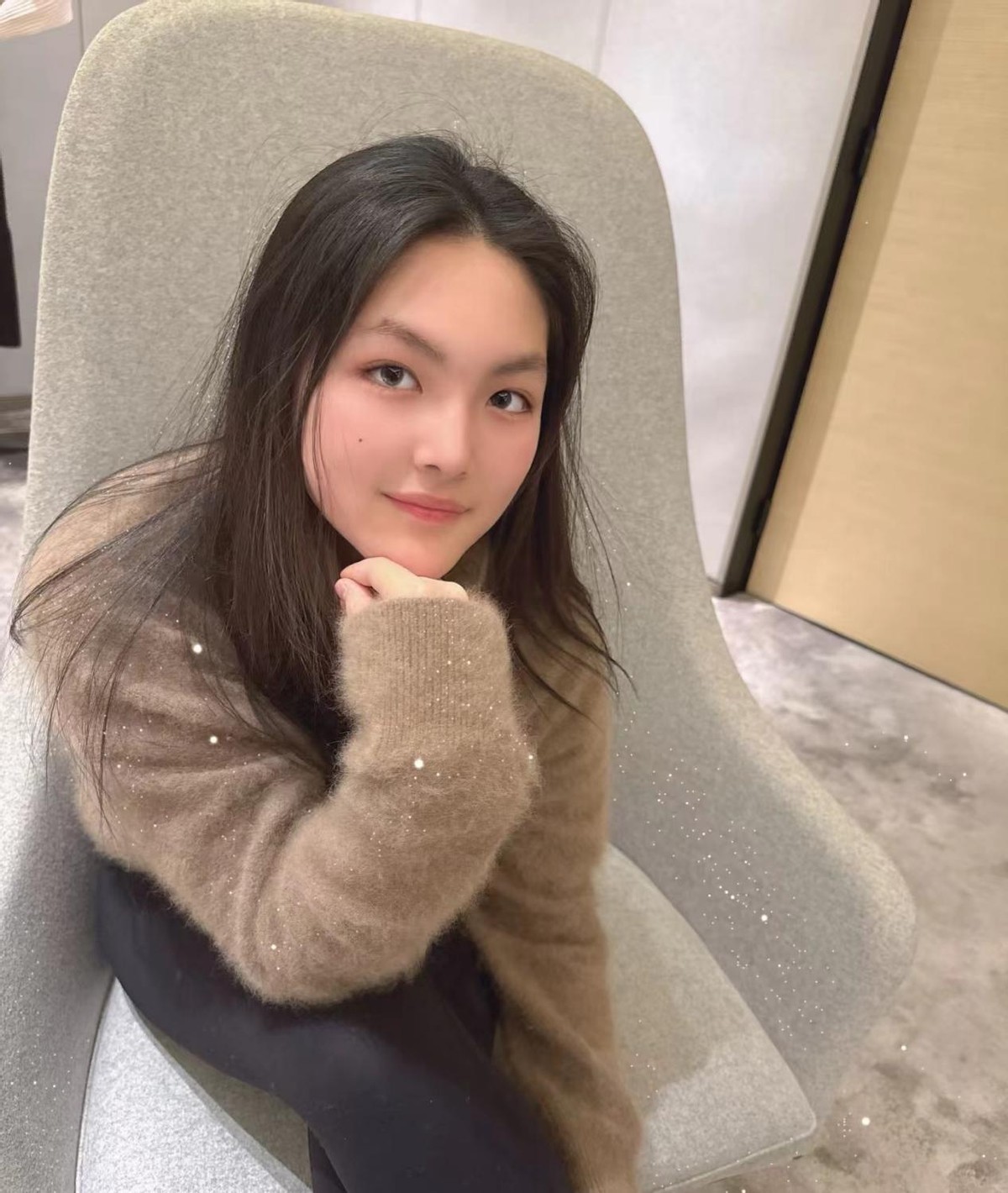 遗传得真好,已经18岁的黄多多打扮成熟,与妈妈一样一见误终身_遗传得真好,已经18岁的黄多多打扮成熟,与妈妈一样一见误终身_