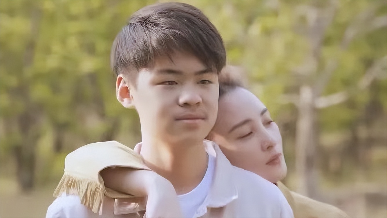 _遗传得真好,已经18岁的黄多多打扮成熟,与妈妈一样一见误终身_遗传得真好,已经18岁的黄多多打扮成熟,与妈妈一样一见误终身