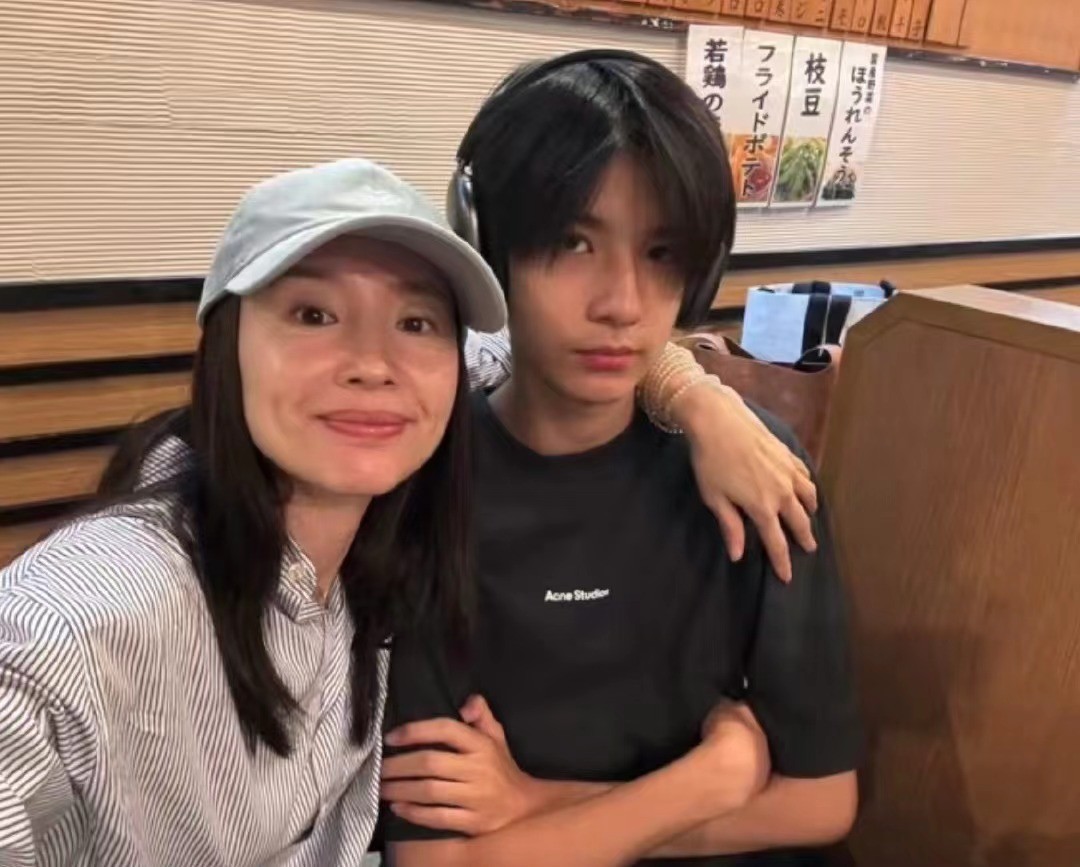 遗传得真好,已经18岁的黄多多打扮成熟,与妈妈一样一见误终身__遗传得真好,已经18岁的黄多多打扮成熟,与妈妈一样一见误终身