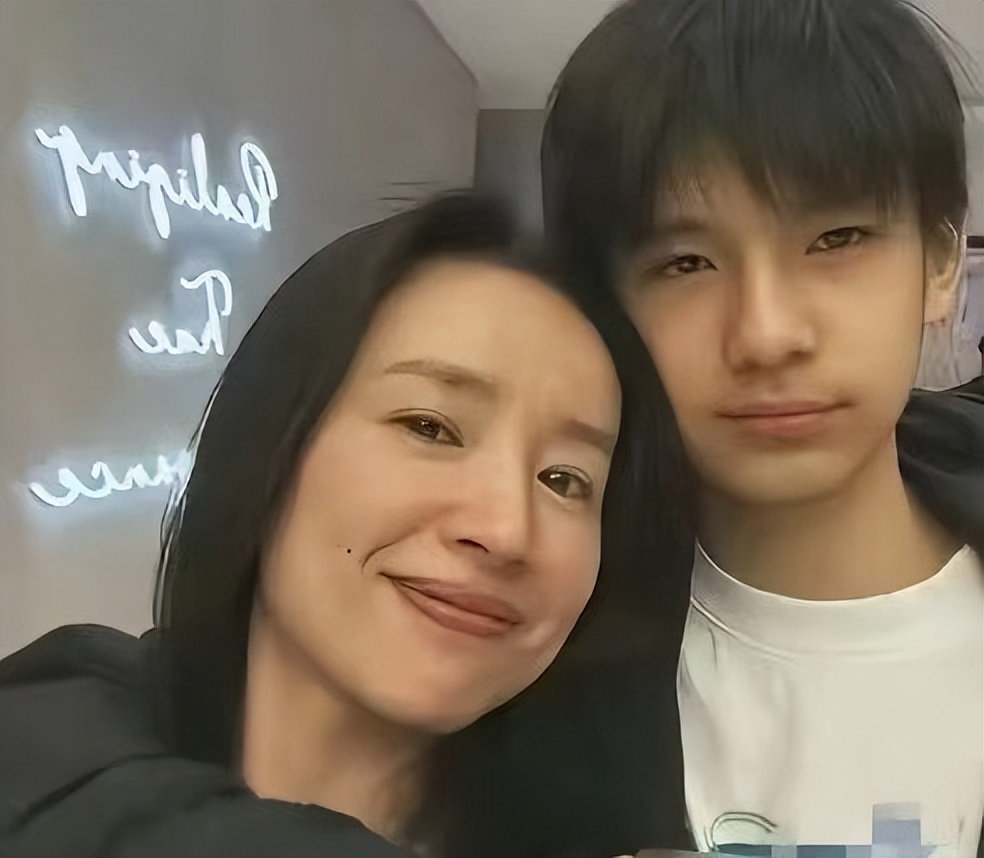 遗传得真好,已经18岁的黄多多打扮成熟,与妈妈一样一见误终身__遗传得真好,已经18岁的黄多多打扮成熟,与妈妈一样一见误终身