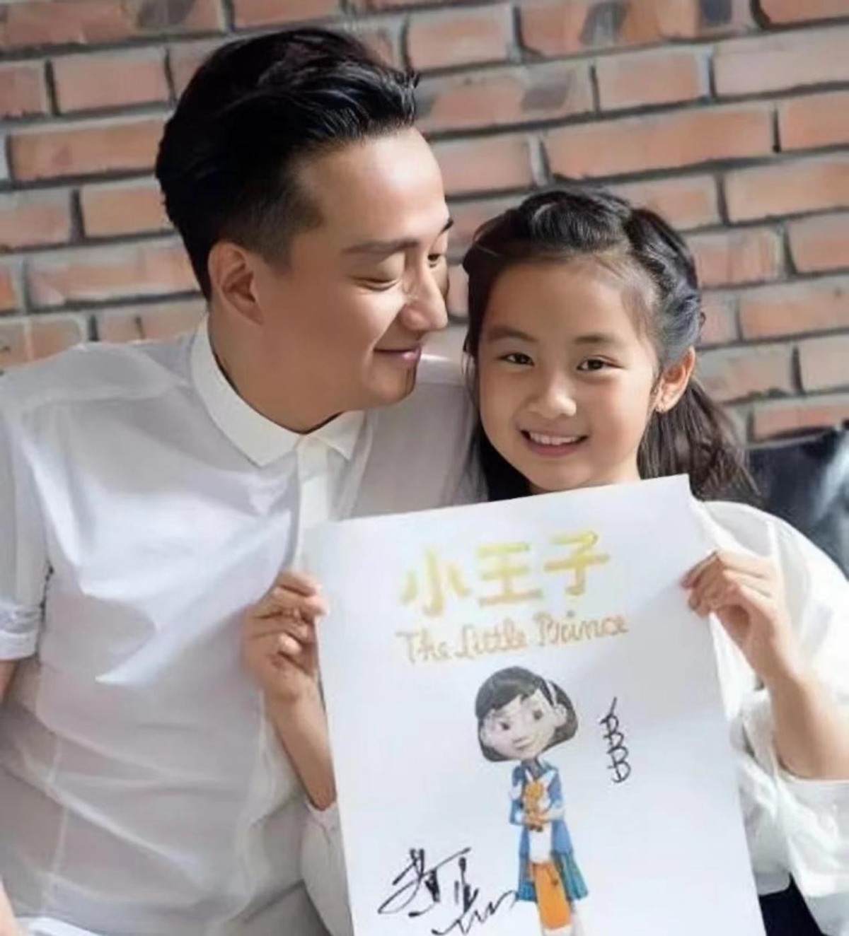 遗传得真好,已经18岁的黄多多打扮成熟,与妈妈一样一见误终身__遗传得真好,已经18岁的黄多多打扮成熟,与妈妈一样一见误终身