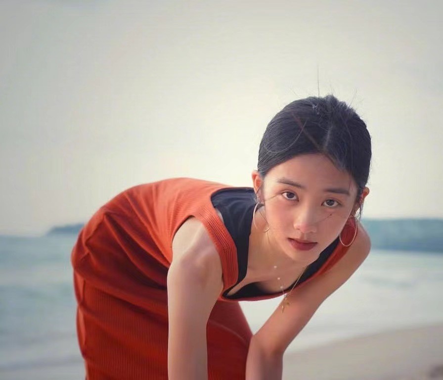 _遗传得真好,已经18岁的黄多多打扮成熟,与妈妈一样一见误终身_遗传得真好,已经18岁的黄多多打扮成熟,与妈妈一样一见误终身