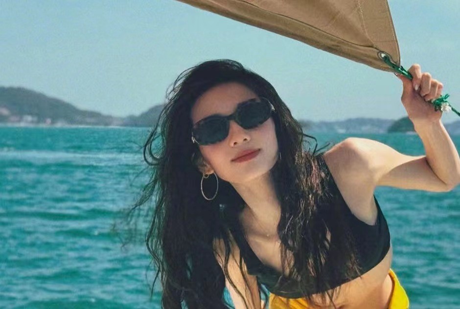 遗传得真好,已经18岁的黄多多打扮成熟,与妈妈一样一见误终身__遗传得真好,已经18岁的黄多多打扮成熟,与妈妈一样一见误终身