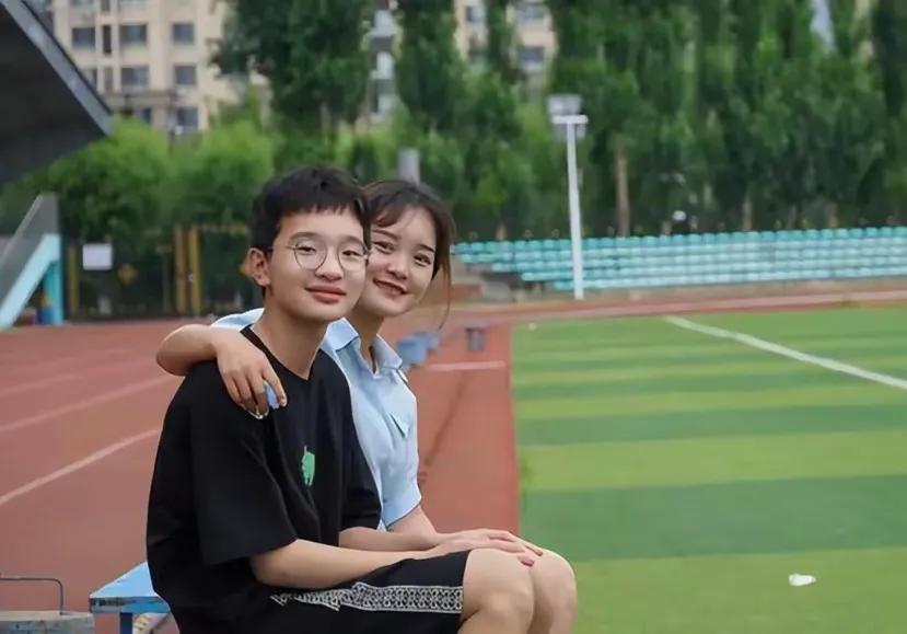 17岁钟美美偏执认知:有钱就挣,不用非要学习,妈妈担心走偏__17岁钟美美偏执认知:有钱就挣,不用非要学习,妈妈担心走偏