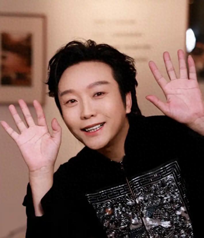 _一把好牌打得稀烂！47岁“跳梁小丑”李玉刚，口碑彻底反转了？_一把好牌打得稀烂！47岁“跳梁小丑”李玉刚，口碑彻底反转了？