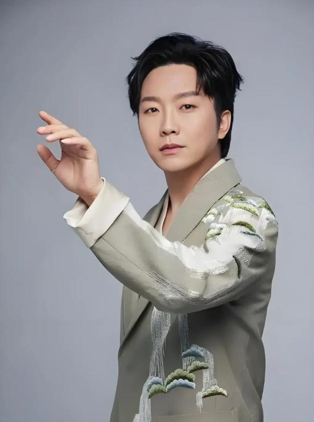 _一把好牌打得稀烂！47岁“跳梁小丑”李玉刚，口碑彻底反转了？_一把好牌打得稀烂！47岁“跳梁小丑”李玉刚，口碑彻底反转了？