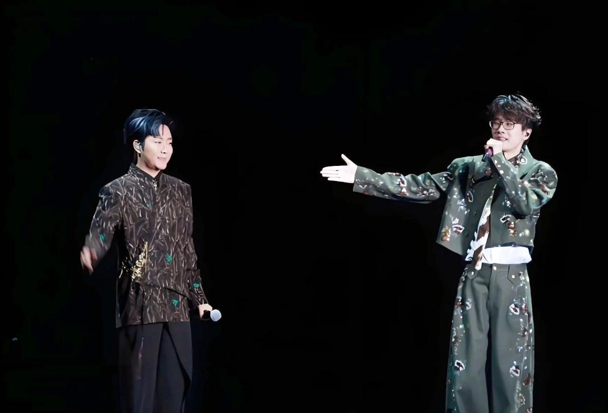 _一把好牌打得稀烂！47岁“跳梁小丑”李玉刚，口碑彻底反转了？_一把好牌打得稀烂！47岁“跳梁小丑”李玉刚，口碑彻底反转了？